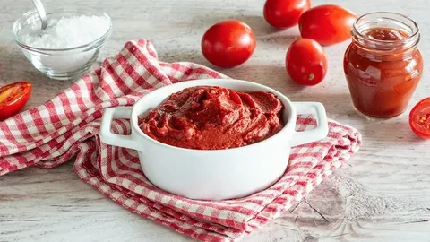 رب گوجه فرنگی یک کیلویی تهیه شده از گوجه‌ های رسیده و مرغوب با رنگ قرمز طبیعی